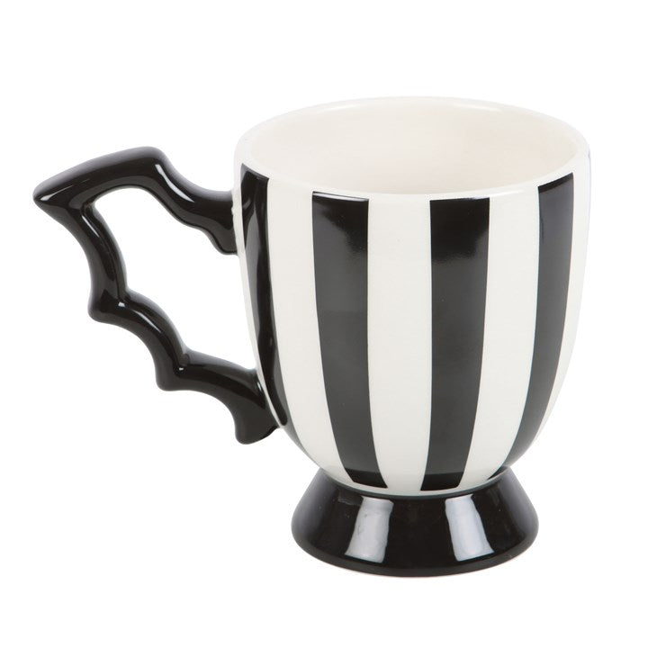 Schwarze Gothic-Tasse mit Fledermausgriff und schwarzen und weißen Längsstreifen – Mystische Kaffeetasse aus Keramik, perfekt für Hexen, Gothic-Fans und Halloween-Liebhaber.