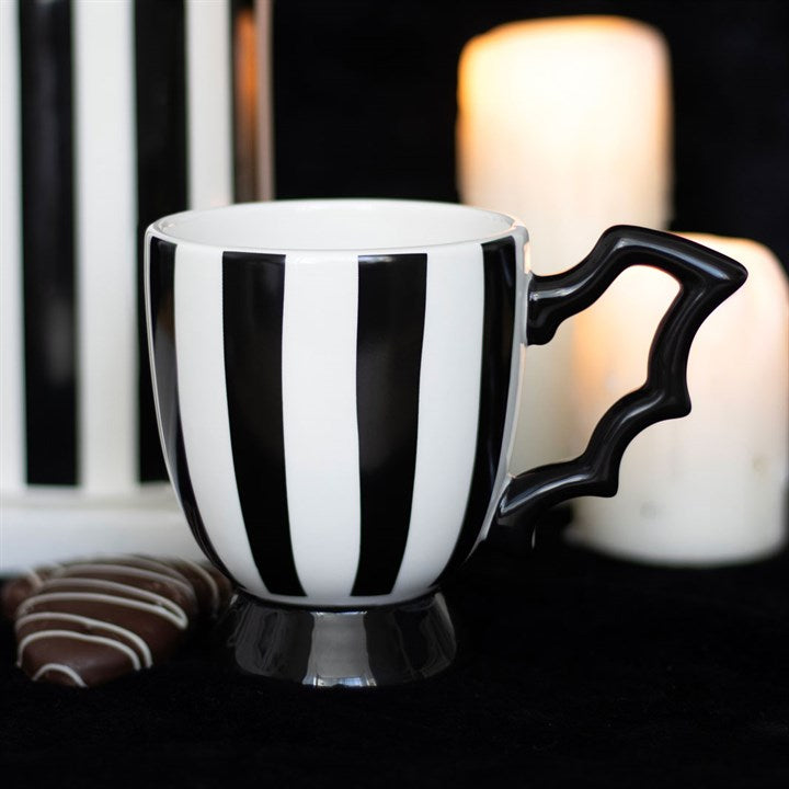 Schwarze Gothic-Tasse mit Fledermausgriff und schwarzen und weißen Längsstreifen - perfekt für Hexen, Gothic-Fans und Halloween-Liebhaber.