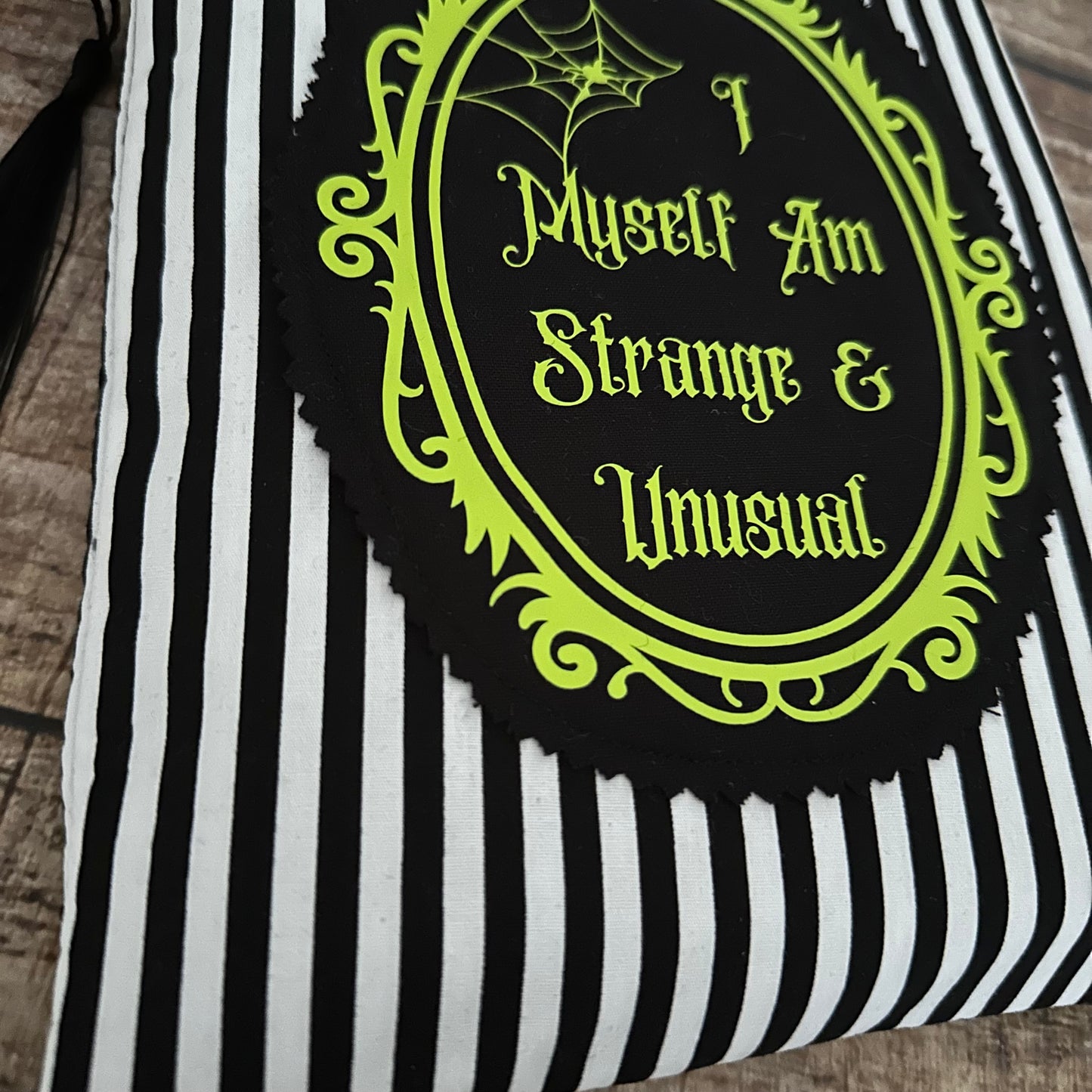 Buchtasche Buchhülle Strange & Unusual Streifen A5