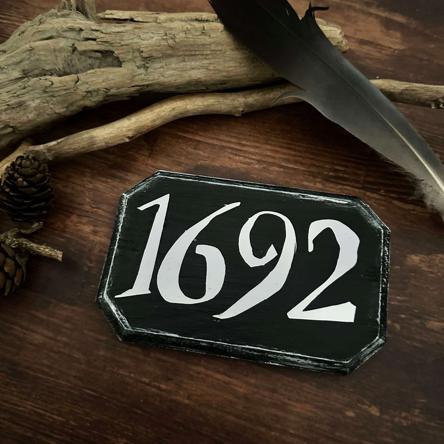 kleines rechteckiges Holzschild zum Hinhängen, schwarz mit weißem 1692 Aufdruck, ca. 12x8cm