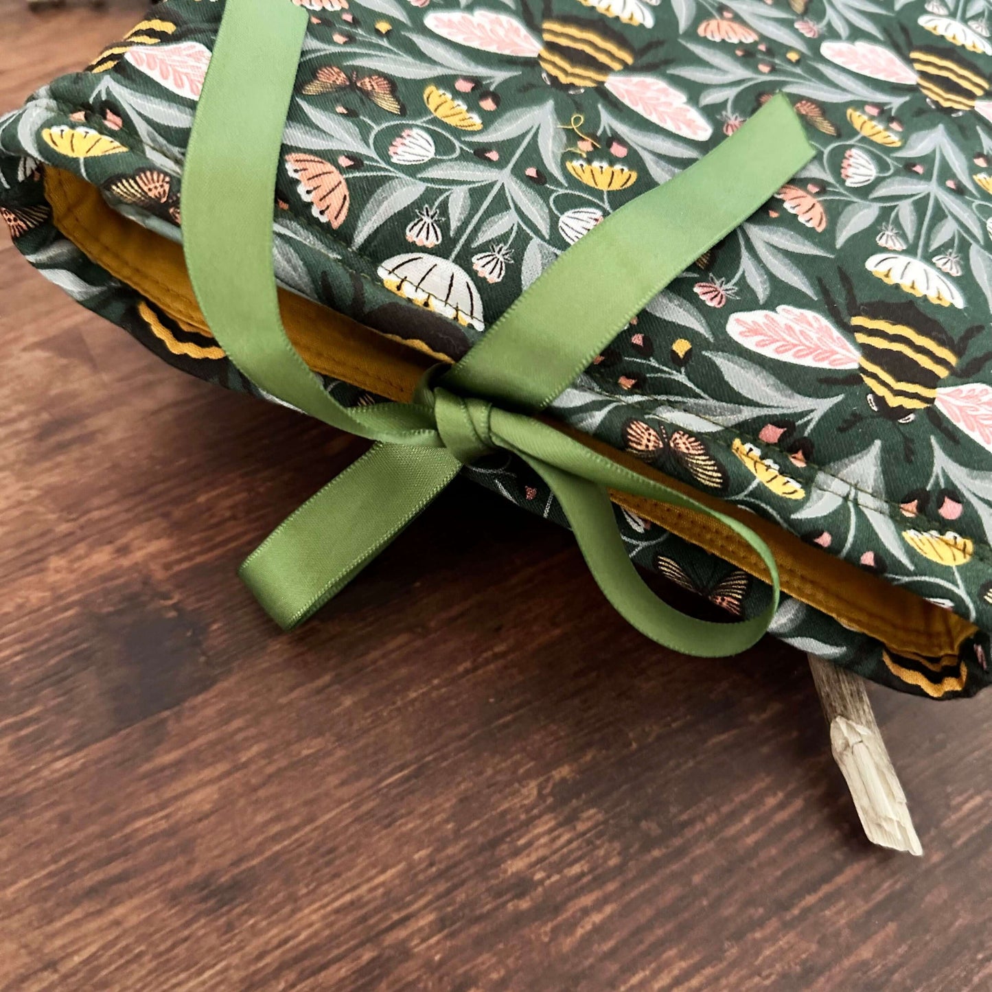 Büchertasche Buchhülle Tell the bees A5 cottagecore