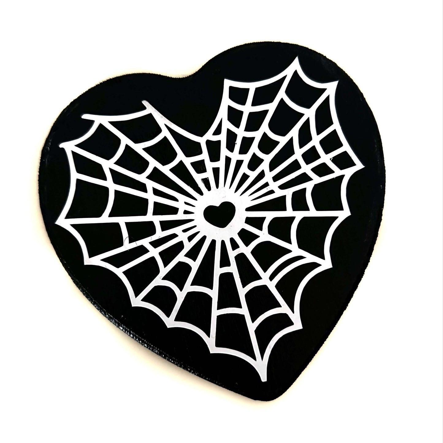 Kleines Holzschild in Herzform, schwarz mit einem aufgedruckten Spinnennetz