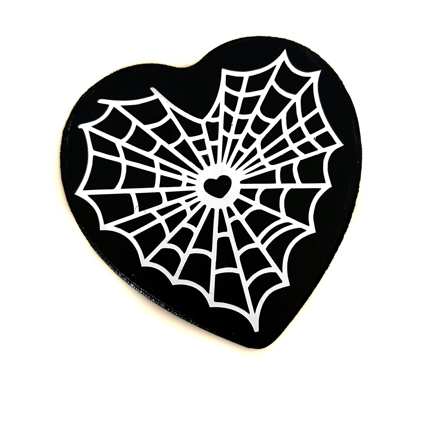 Kleines Holzschild in Herzform, schwarz mit einem aufgedruckten Spinnennetz