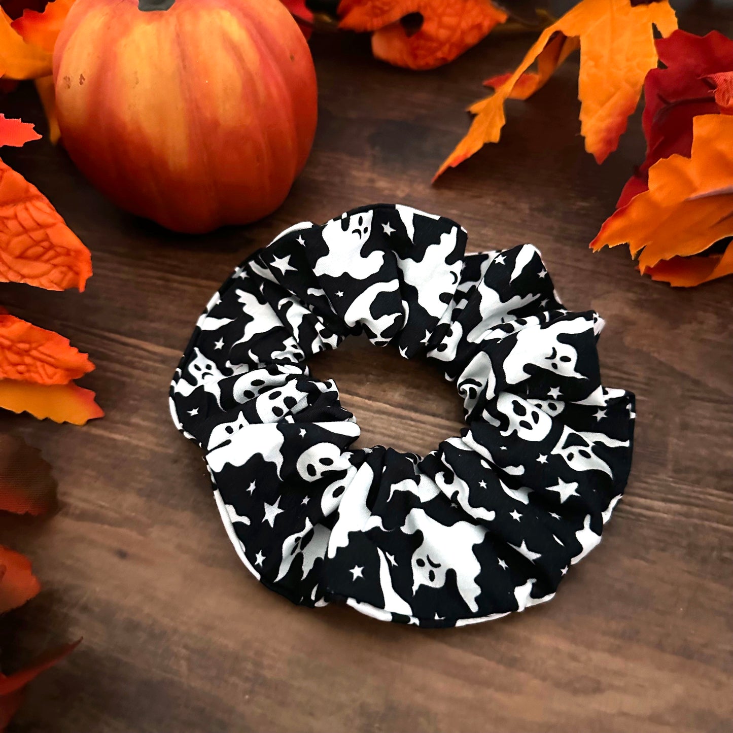 Scrunchie in schwarz mit Geistern