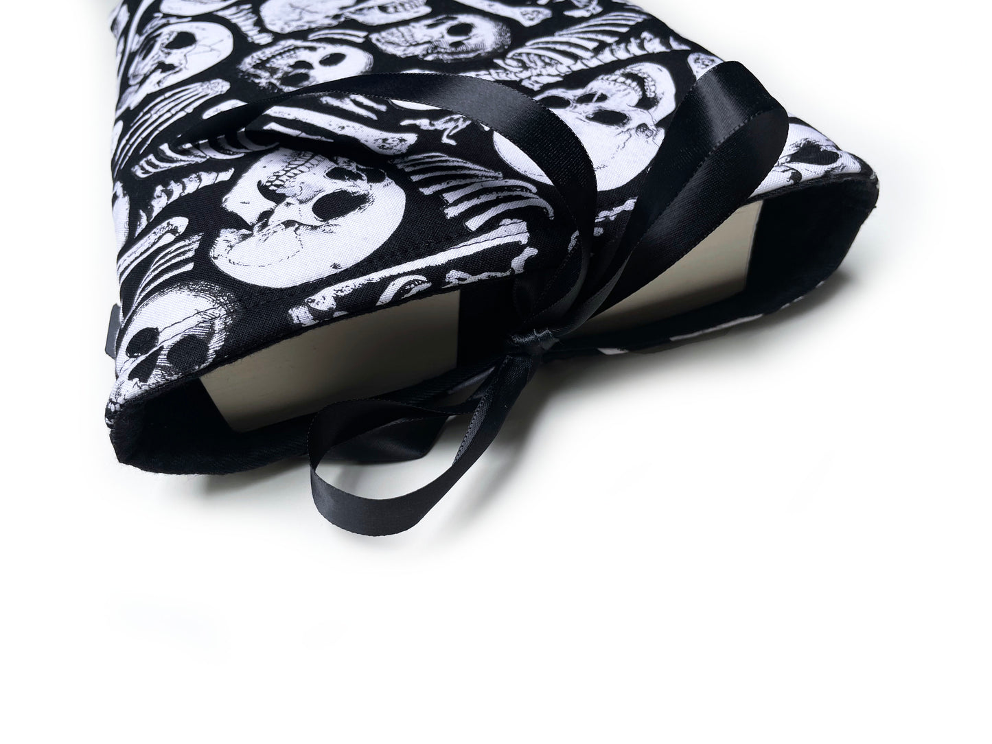 Buchtasche Buchhülle Skelette A5 schwarz weiß