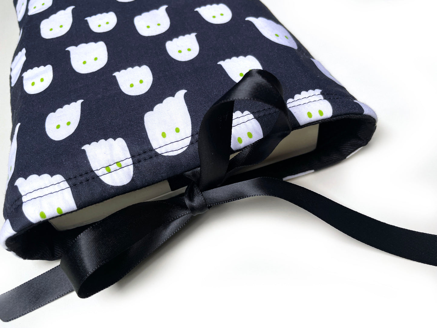 Buchtasche Buchhülle Ghosties A5 schwarz weiß