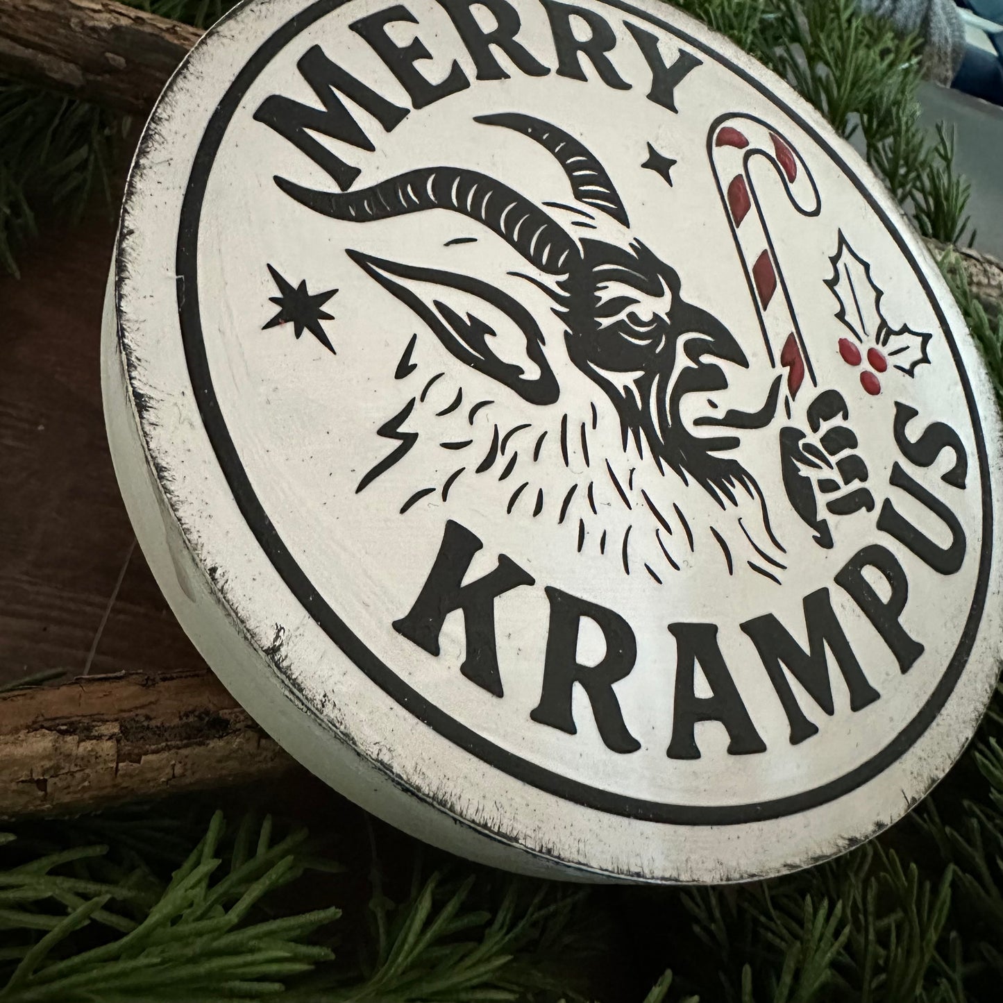Merry Krampus – Rundes Holzschild für Creepmas