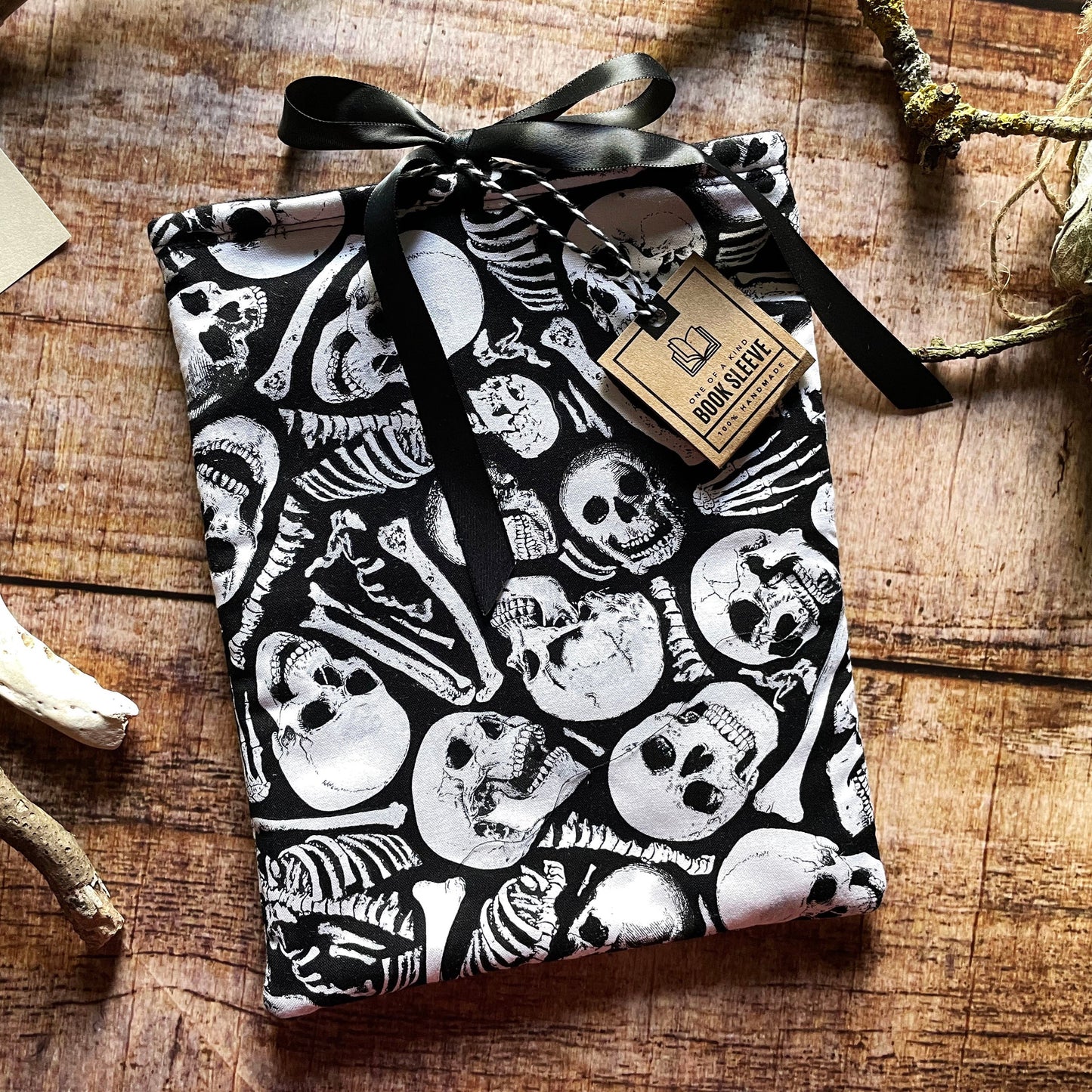 Buchtasche Buchhülle Skelette A5 schwarz weiß