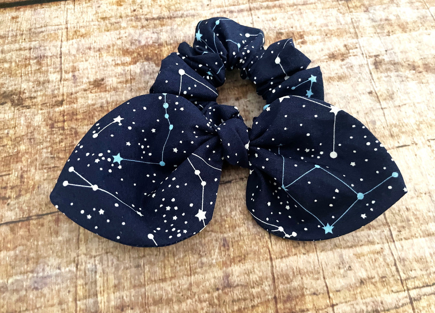 Scrunchie mit Schleife Sternbilder Haargummi dunkelblau