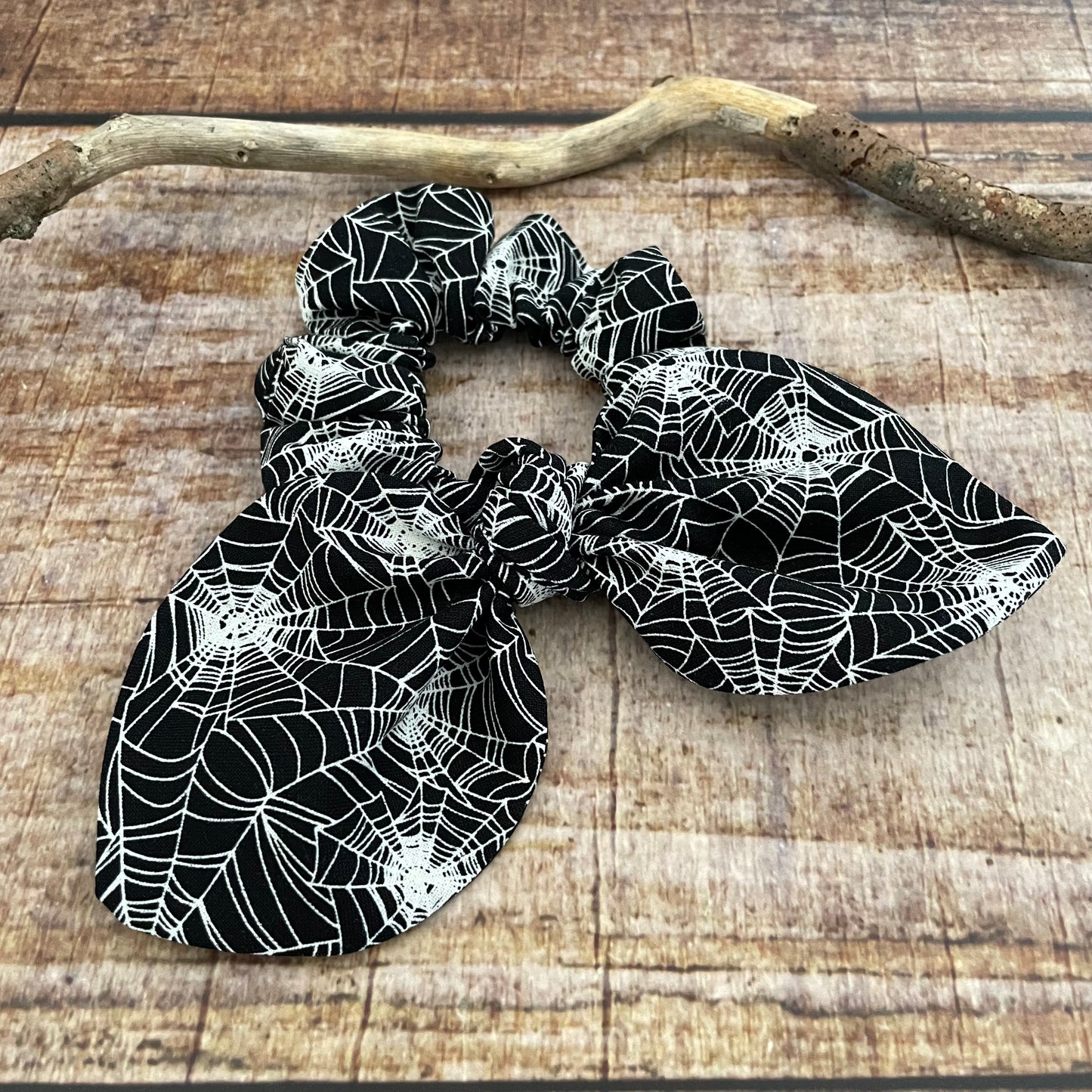 Scrunchie mit Schleife Spinnennetz glow in the dark