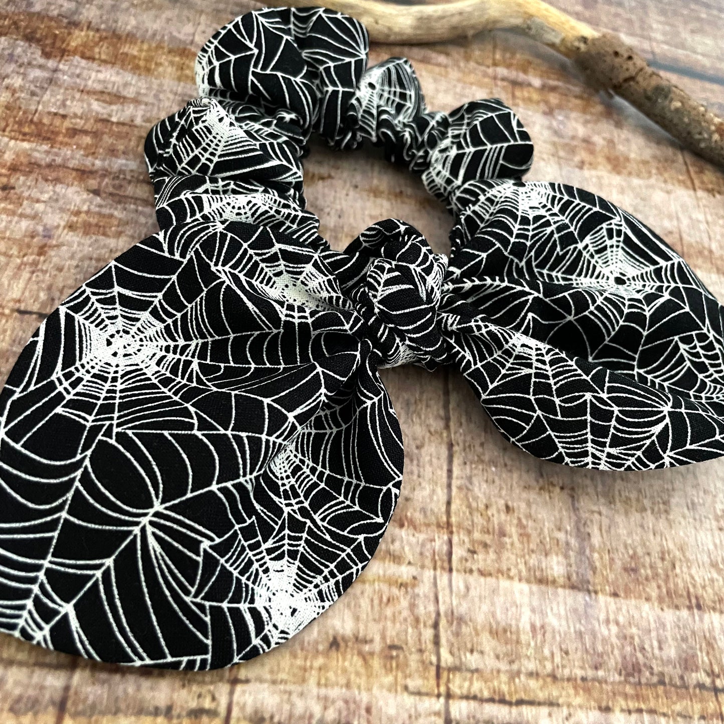 Scrunchie mit Schleife Spinnennetz glow in the dark