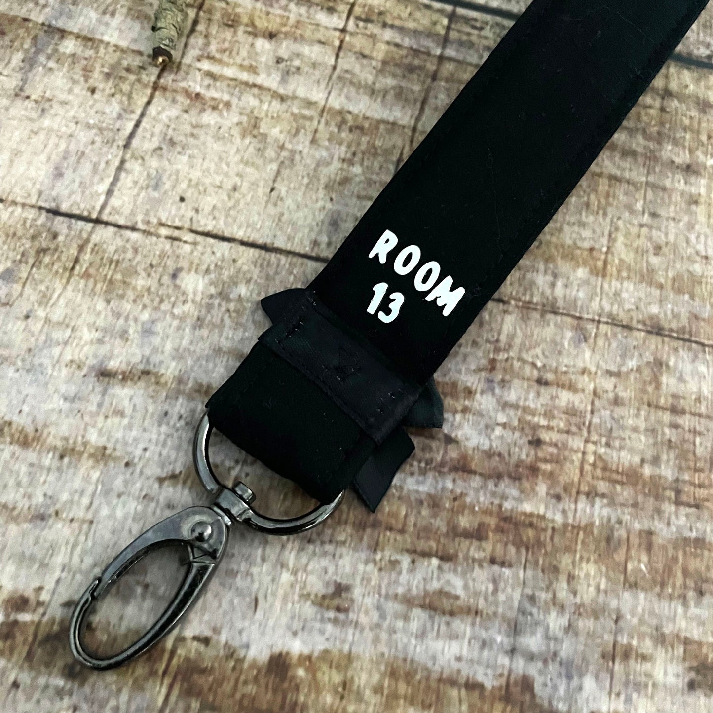 Schlüsselband Schlüsselanhänger Witch Inn schwarz glow in the dark