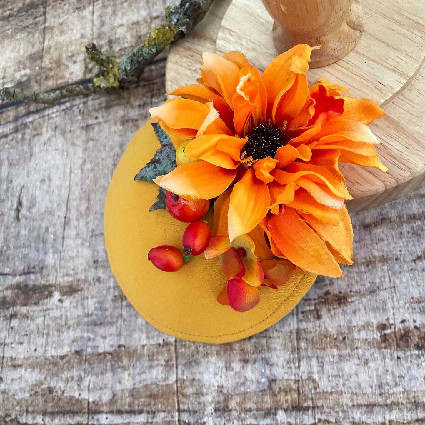 Fascinator Hallo Herbst Headpiece senfgelb