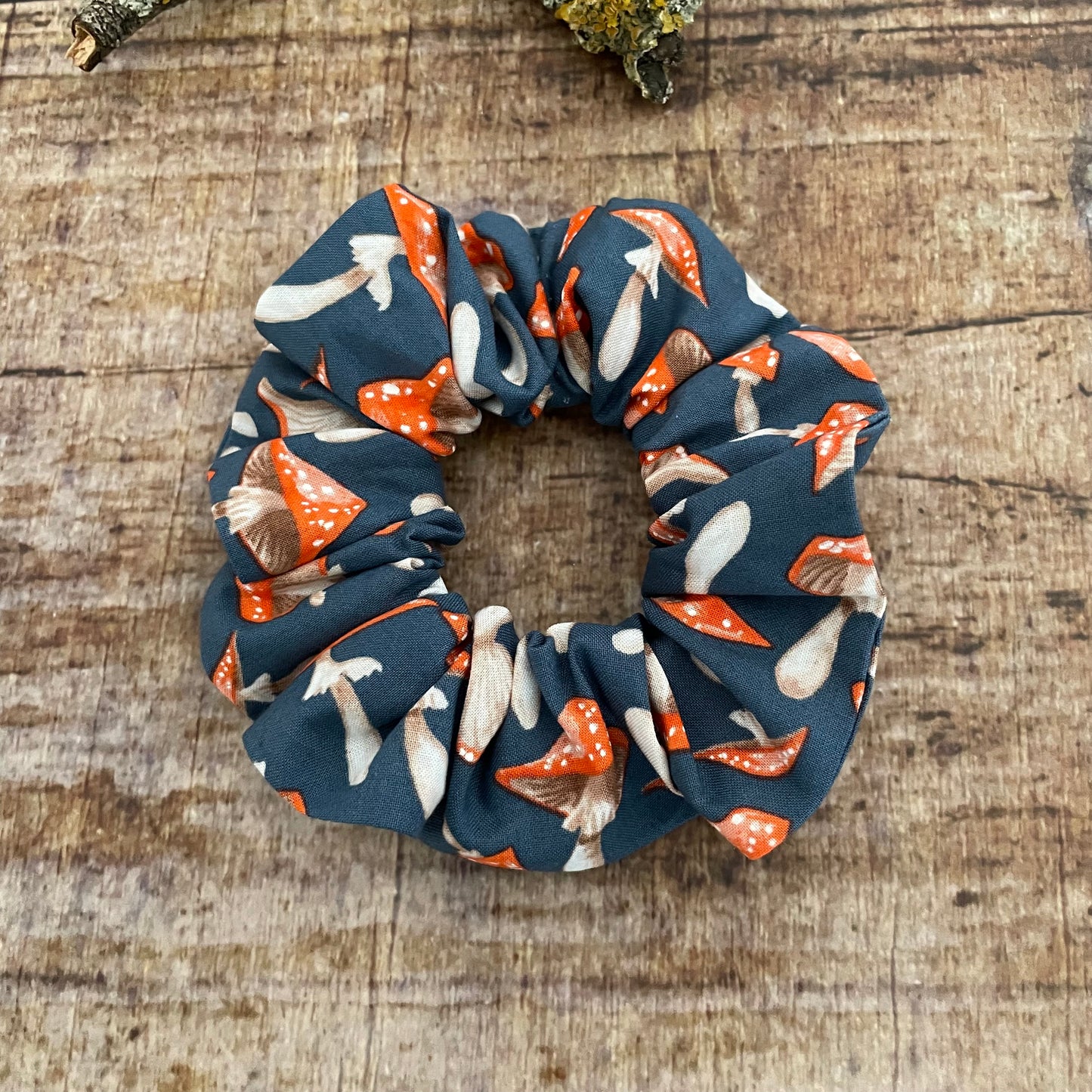 Scrunchie Haargummi Fliegenpilze blau Cottagecore