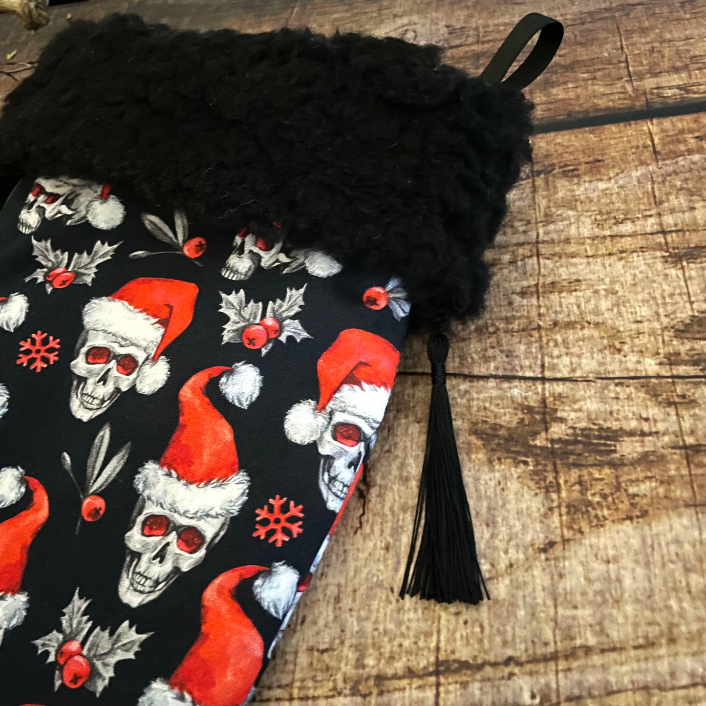 Dark Santa Schwarzer Weihnachtsstrumpf mit Totenkopf-Motiv