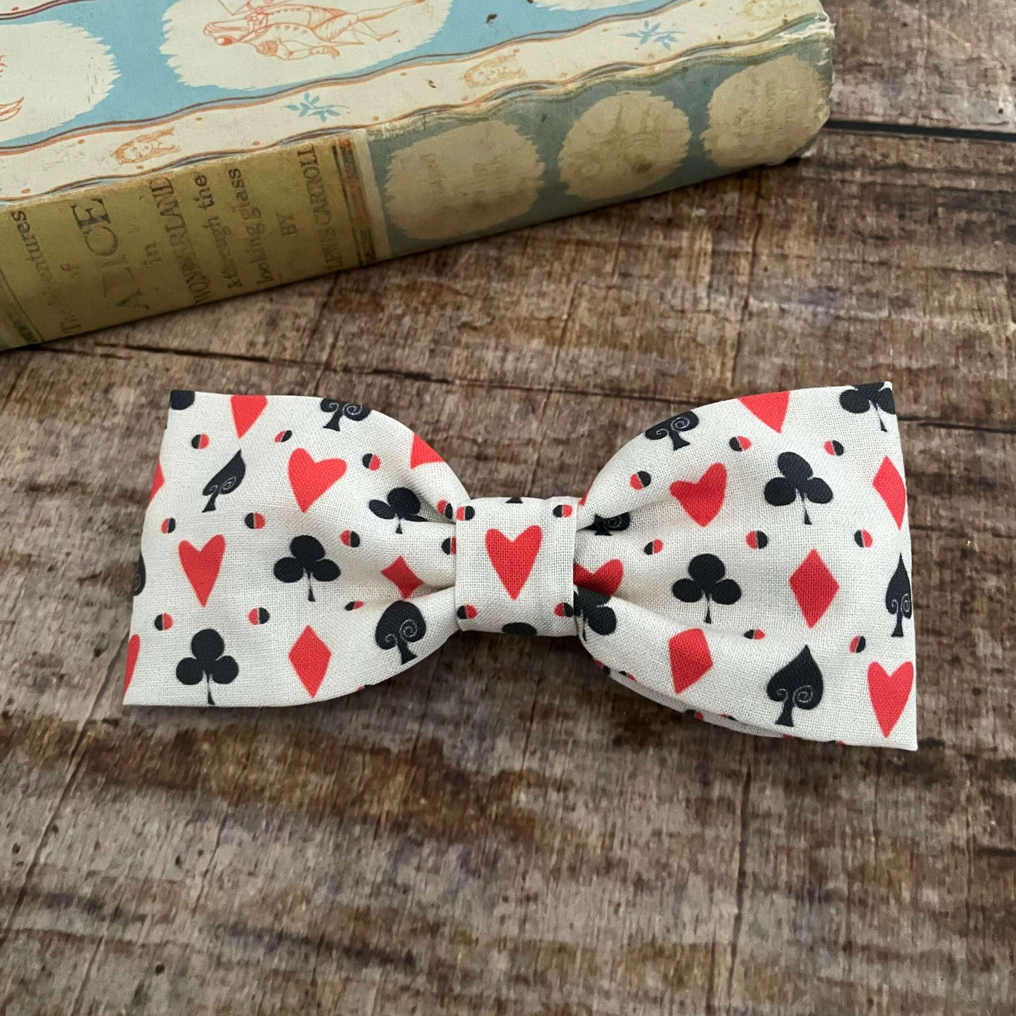 Haarschleife, inspiriert von Alice im Wunderland, weiß mit roten und schwarzen Spielkartensymbolen,