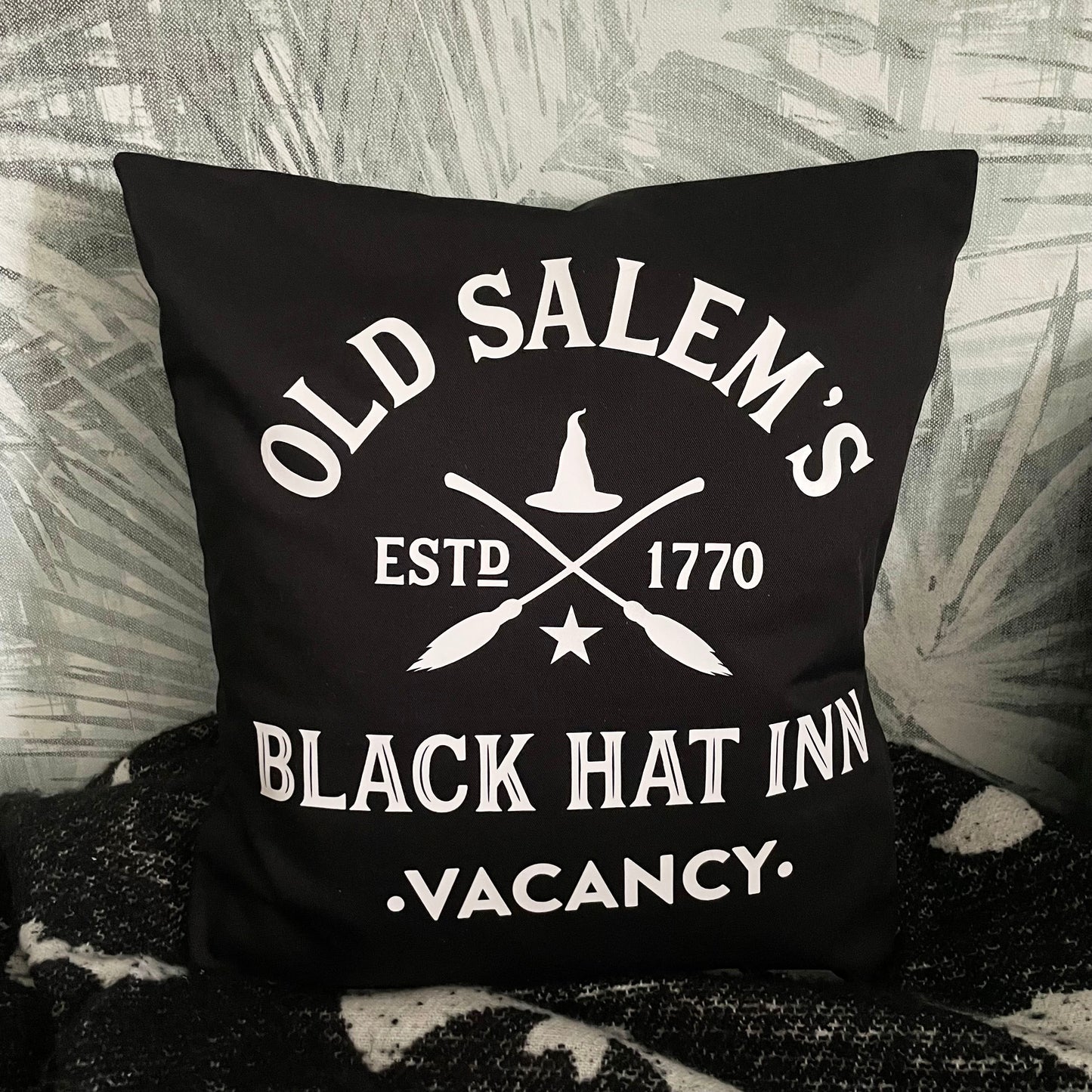 Kissen mit Druck Old Salem's Black Hat Inn schwarz