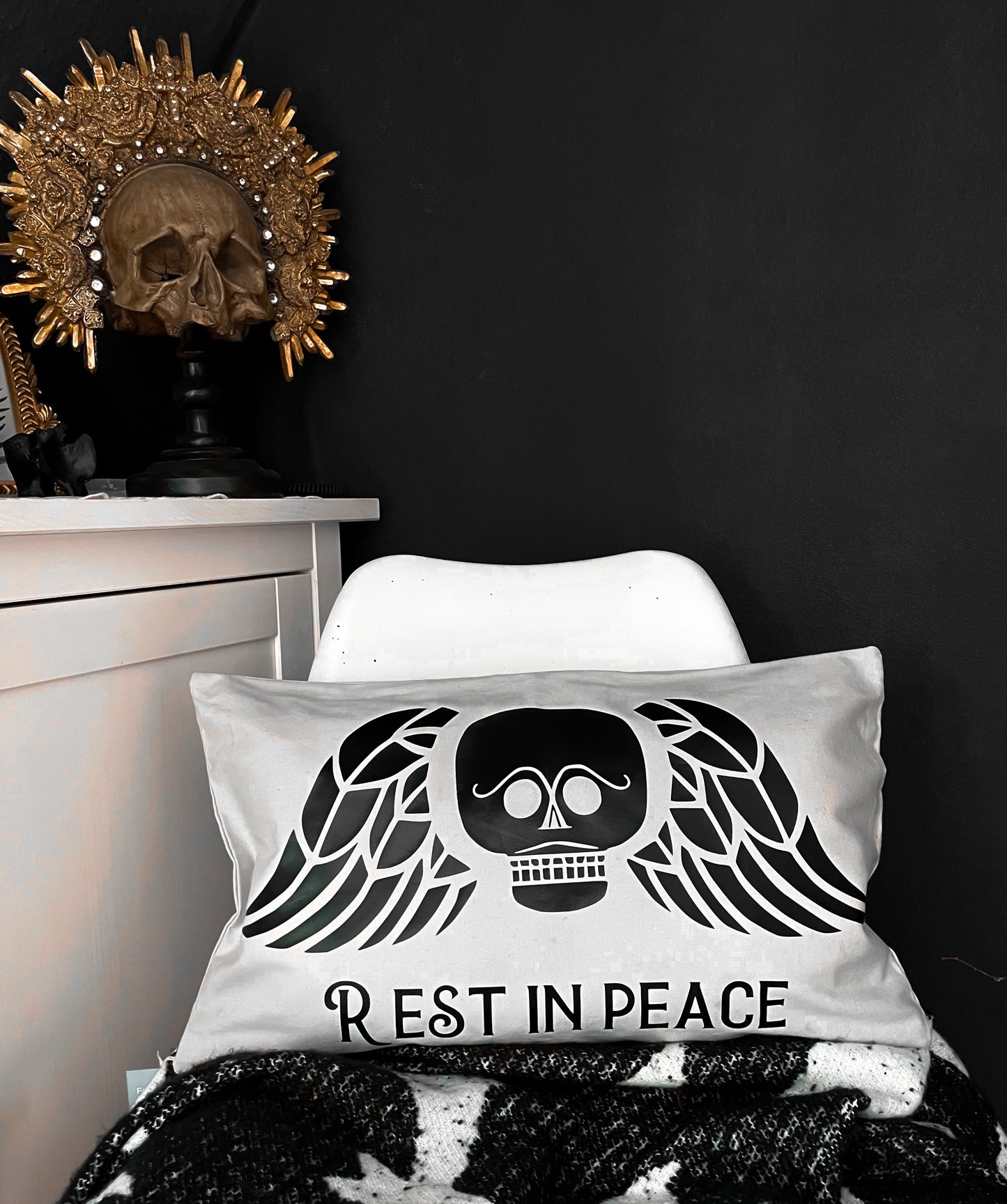 Kissenbezug mit Druck Rest in Peace grau Winged skull grau