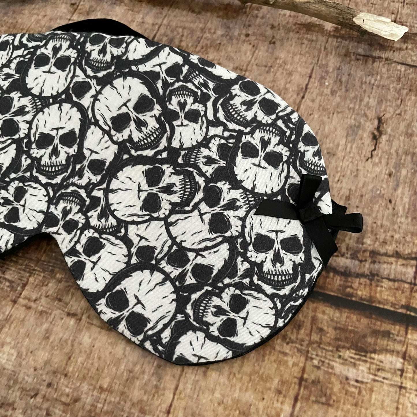 Schlafmaske Totenköpfe schwarz Reisemaske