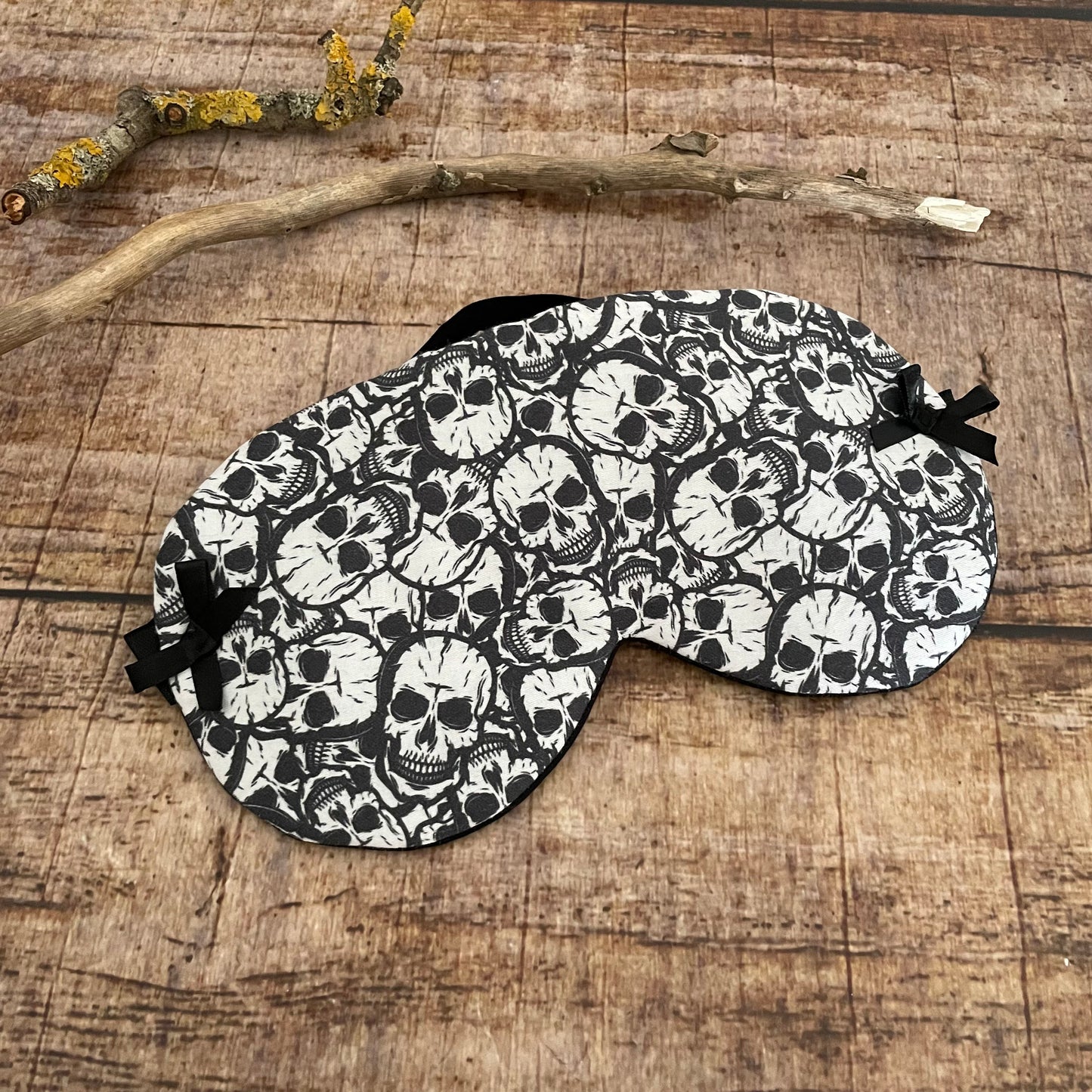 Schlafmaske Totenköpfe schwarz Reisemaske