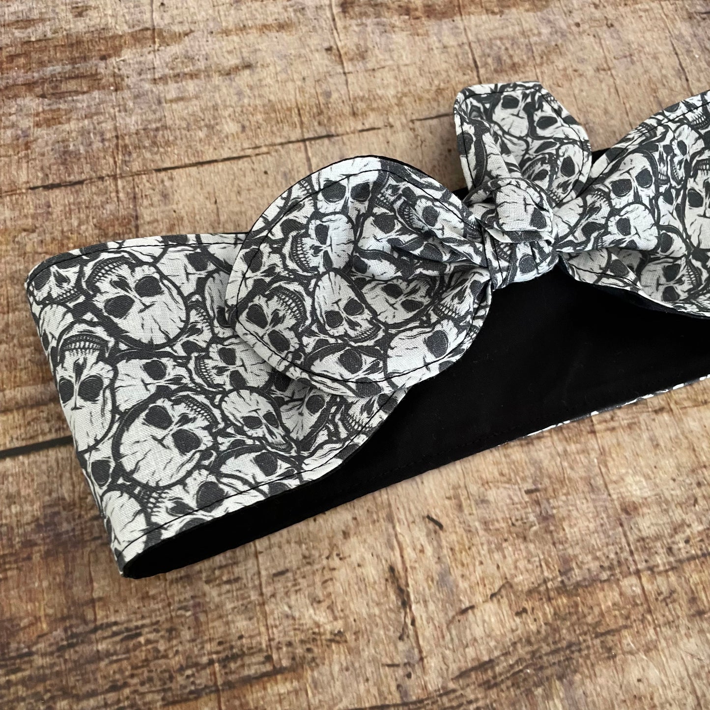 Haarband Rockabilly Totenköpfe grau Bandana gothic