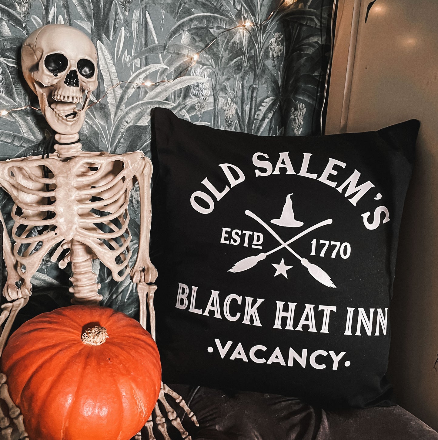 Kissen mit Druck Old Salem's Black Hat Inn schwarz