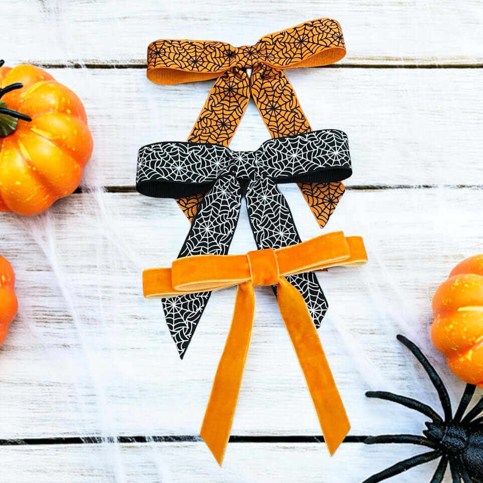 Haarschleifen für Halloween in orange und schwarz, wahlweise mit Spinnennetzmuster oder aus Samt