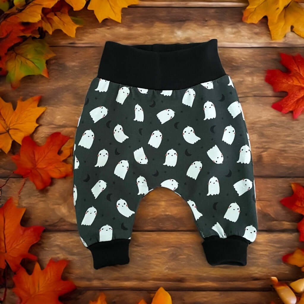 Handgemachte Babyhose mit süßem Geister-Design für Halloween