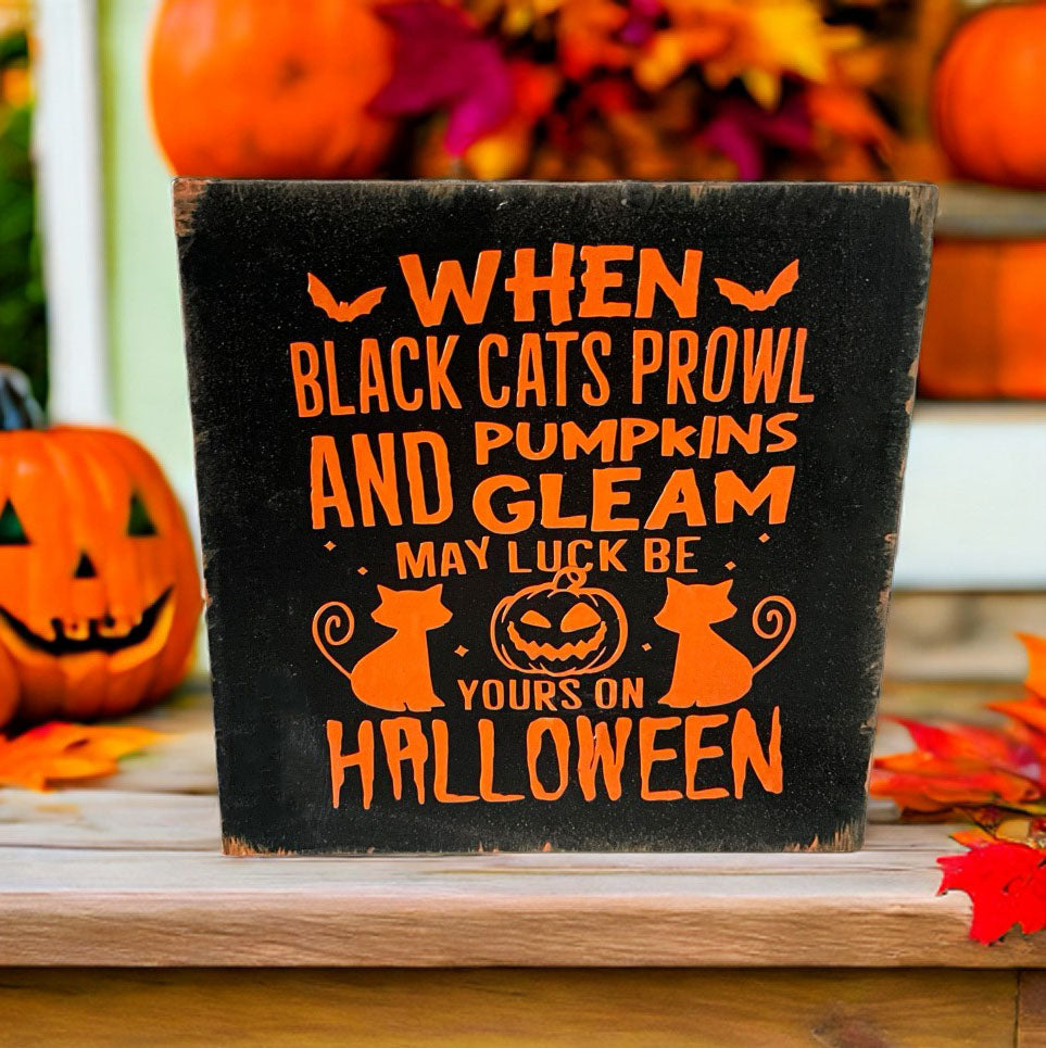 Holzschild in Blockform in schwarz mit orangem Spruch "When Black cats prowl and pumpkins gleam may luck be yours on Halloween" aus Vinylfolie