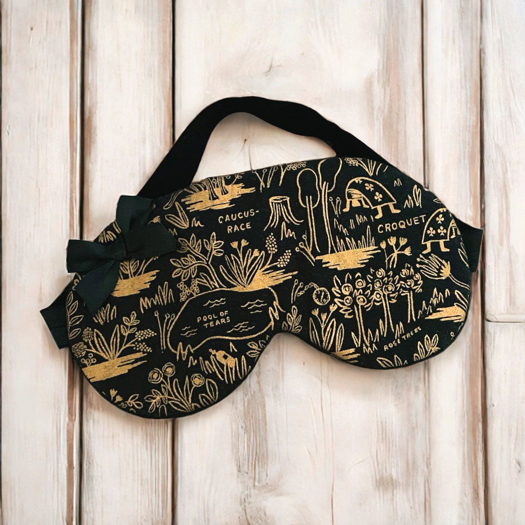 Schlafmaske schwarz mit goldenem Wunderland Muster