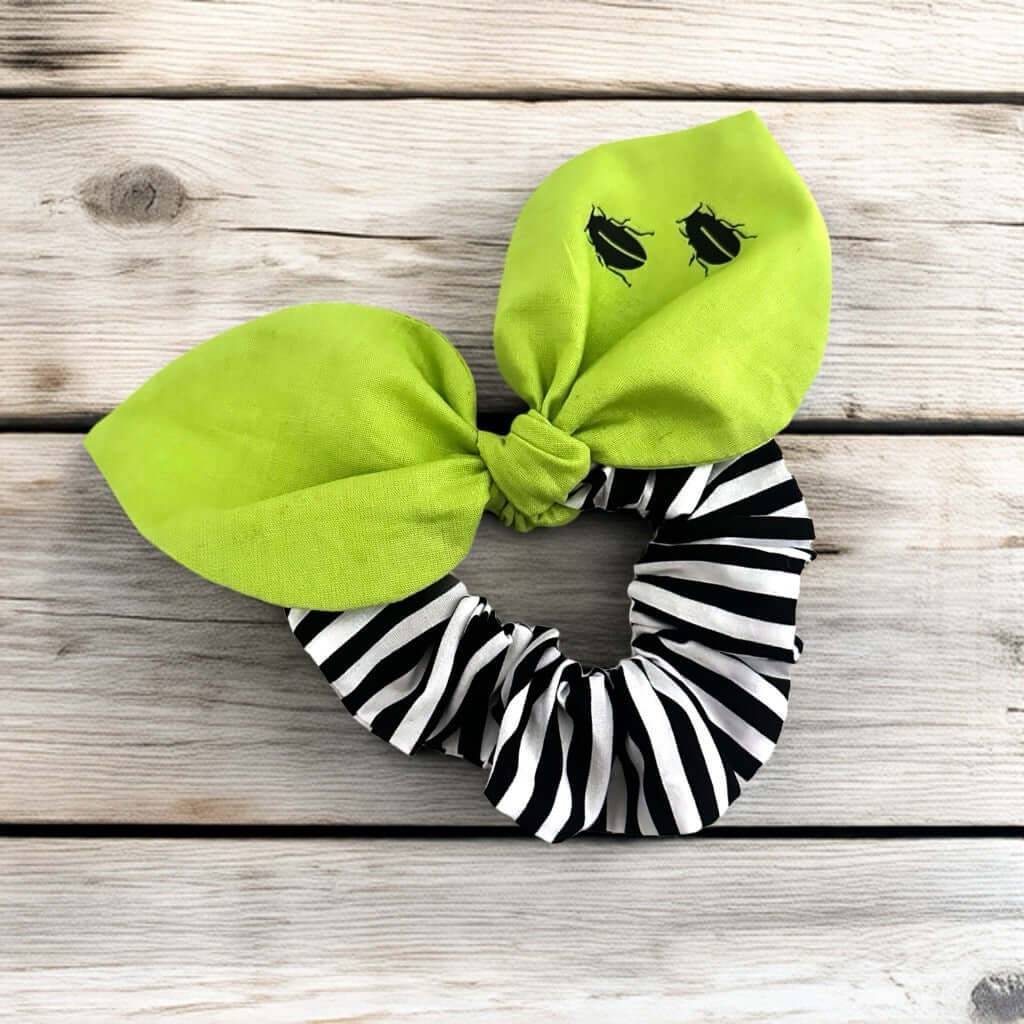 Scrunchie aus Baumwolle, Haargummi Beetle, schwarz-weiß gestreift mit grüner Schleife