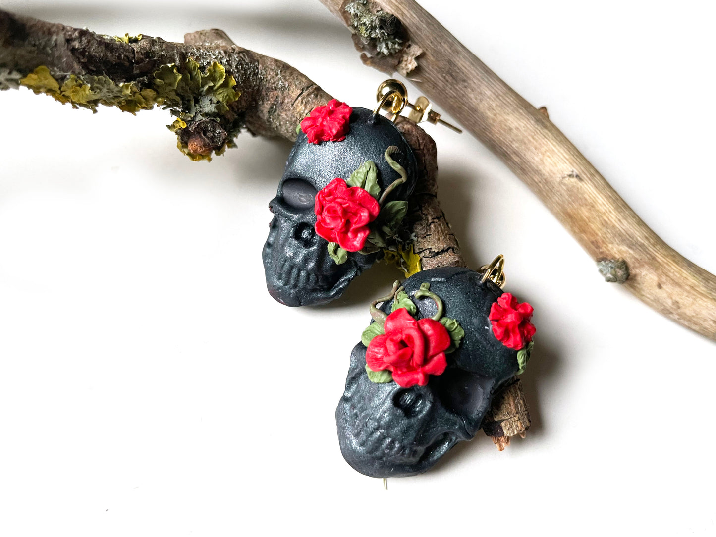 Ohrringe 'Death is not the end' Totenköpfe mit Blumen