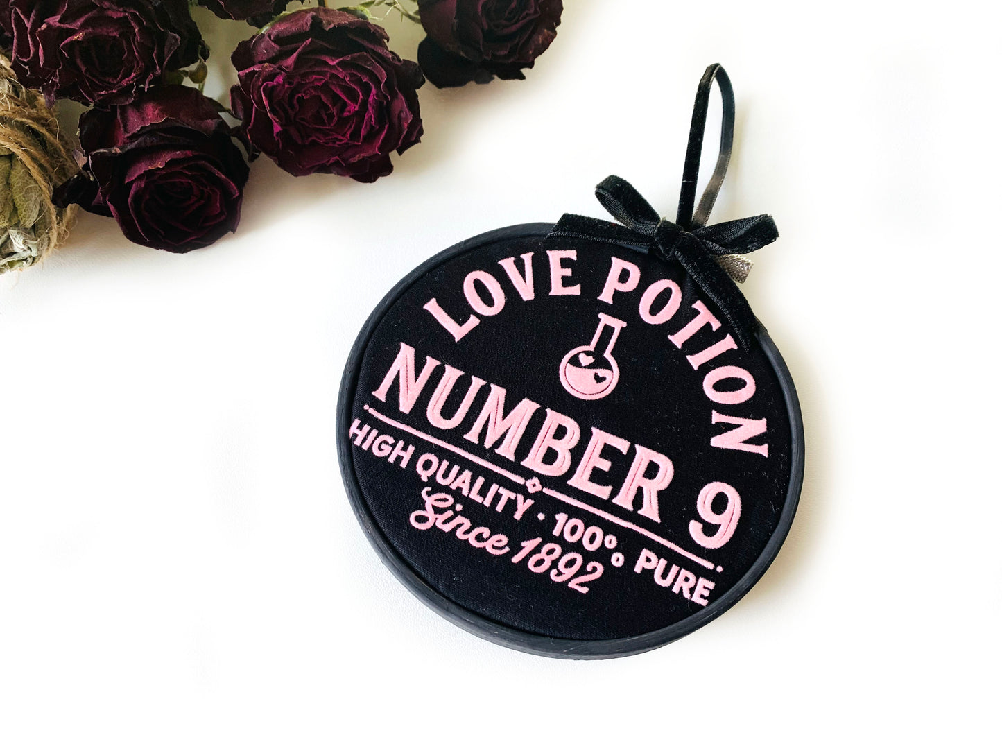Stickrahmen LOVE POTION N°9 Wanddeko schwarz