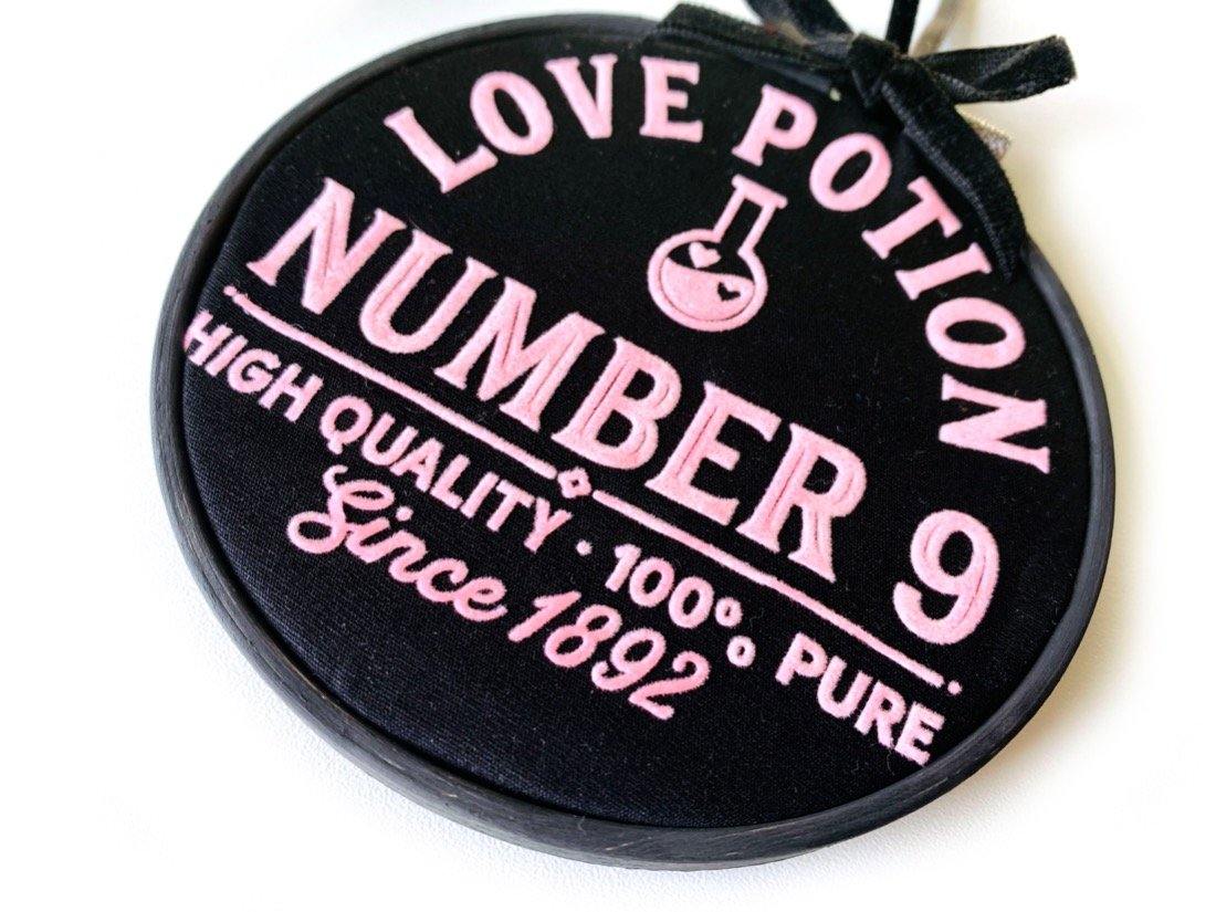 Stickrahmen LOVE POTION N°9 Wanddeko schwarz - Madness United Shop
