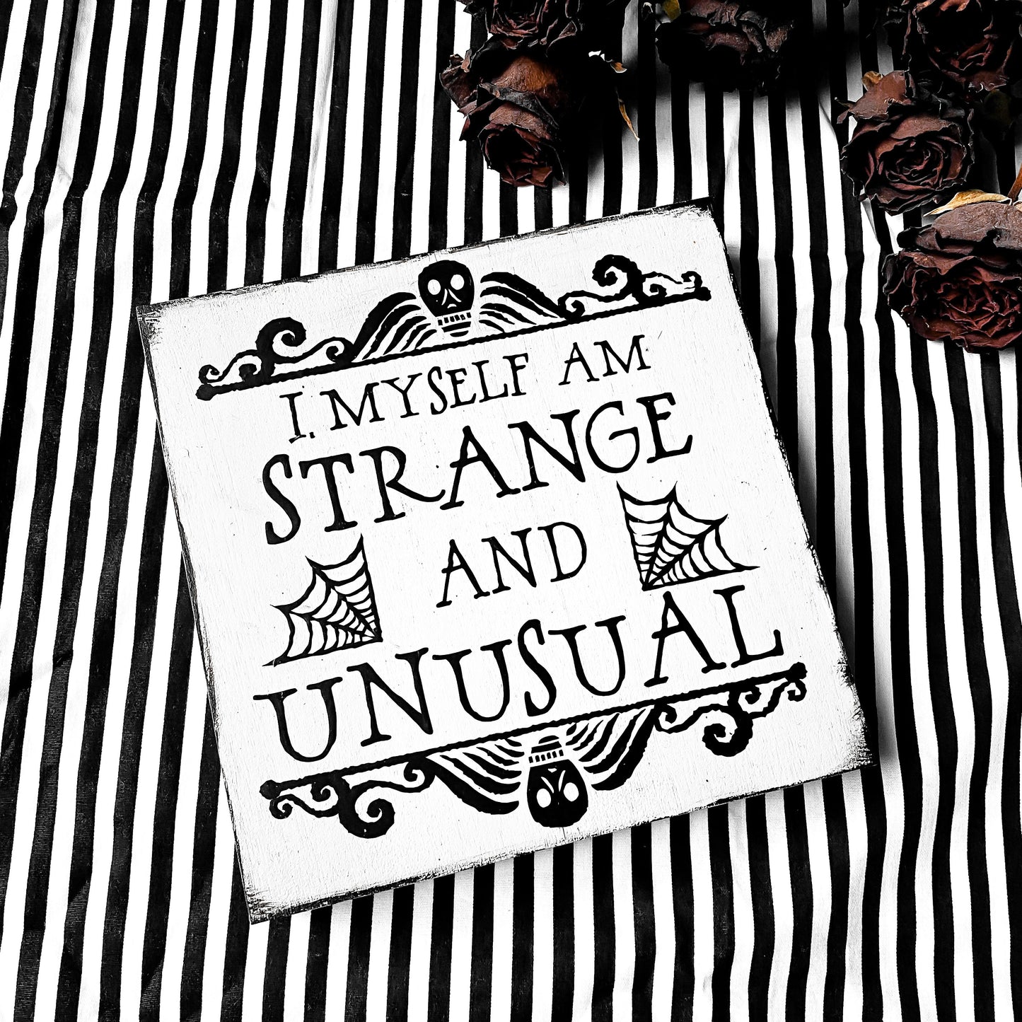 Holzschild Strange & Unusual Dekoschild Gothic Farmhouse