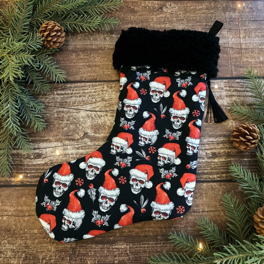 Dark Santa Schwarzer Weihnachtsstrumpf mit Totenkopf-Motiv