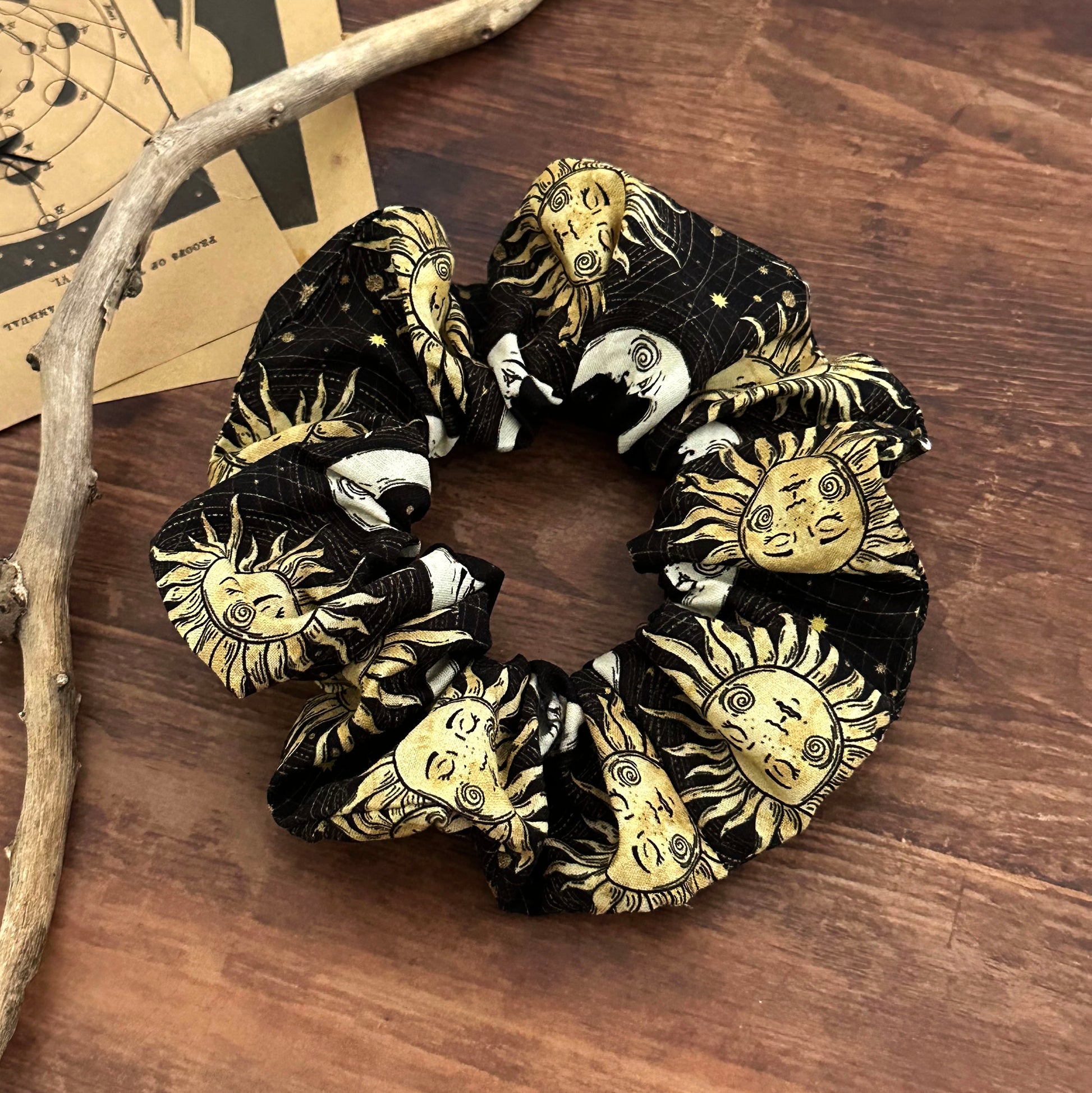 scrunchie schwarz mit antiken Sonne und Mond Abbildungen 