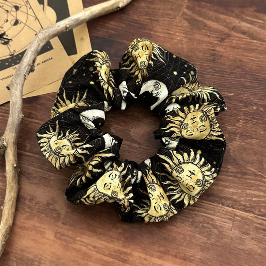 scrunchie schwarz mit antiken Sonne und Mond Abbildungen 