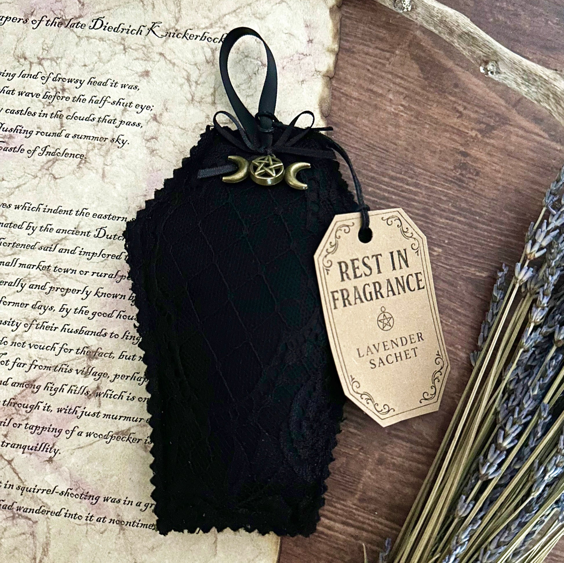 Schwarzes Lavendel Duftkissen in Sargform aus Stoff, handgemacht, mit getrocknetem Lavendel gefüllt, Gothic Dekoration
