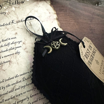 Schwarzes Lavendel Duftkissen in Sargform aus Stoff, handgemacht, mit getrocknetem Lavendel gefüllt, Gothic Dekoration