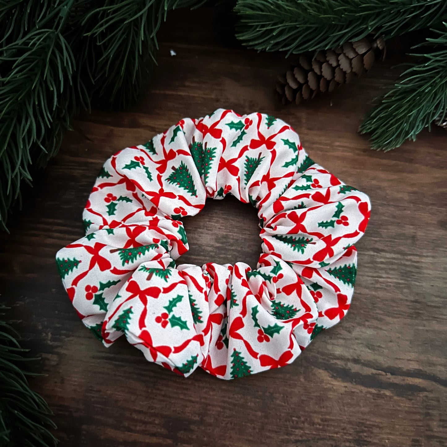 Weihnachts-Scrunchie – Handgemachtes Haargummi mit Festtagsmotiv