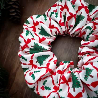 Weihnachts-Scrunchie – Handgemachtes Haargummi mit Festtagsmotiv
