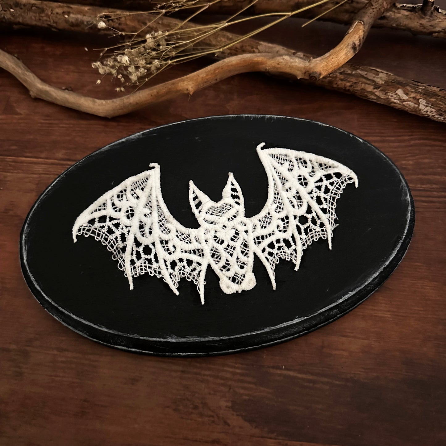 Gothic Dekoschild – Schwarzes Holzschild mit Spitzen-Fledermaus