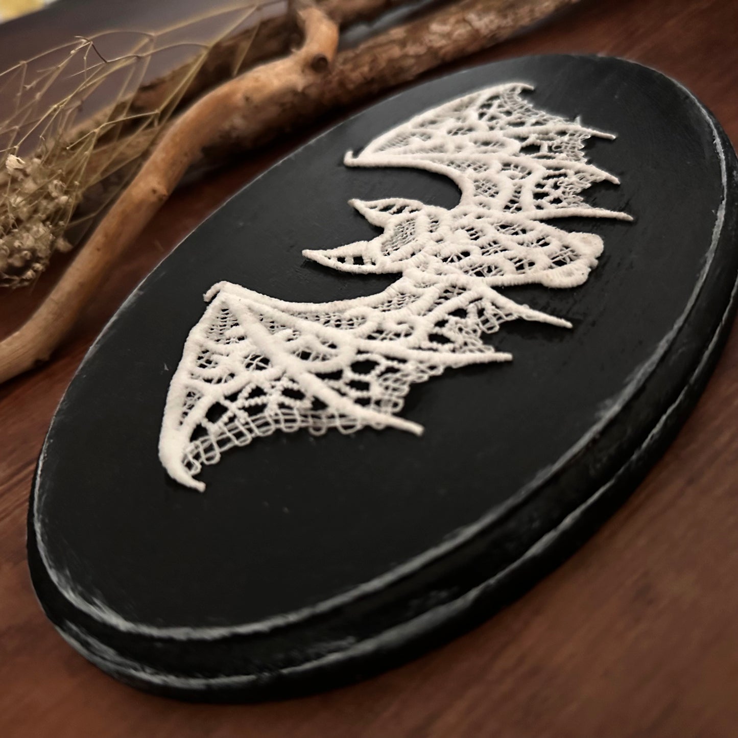 Gothic Dekoschild – Schwarzes Holzschild mit Spitzen-Fledermaus