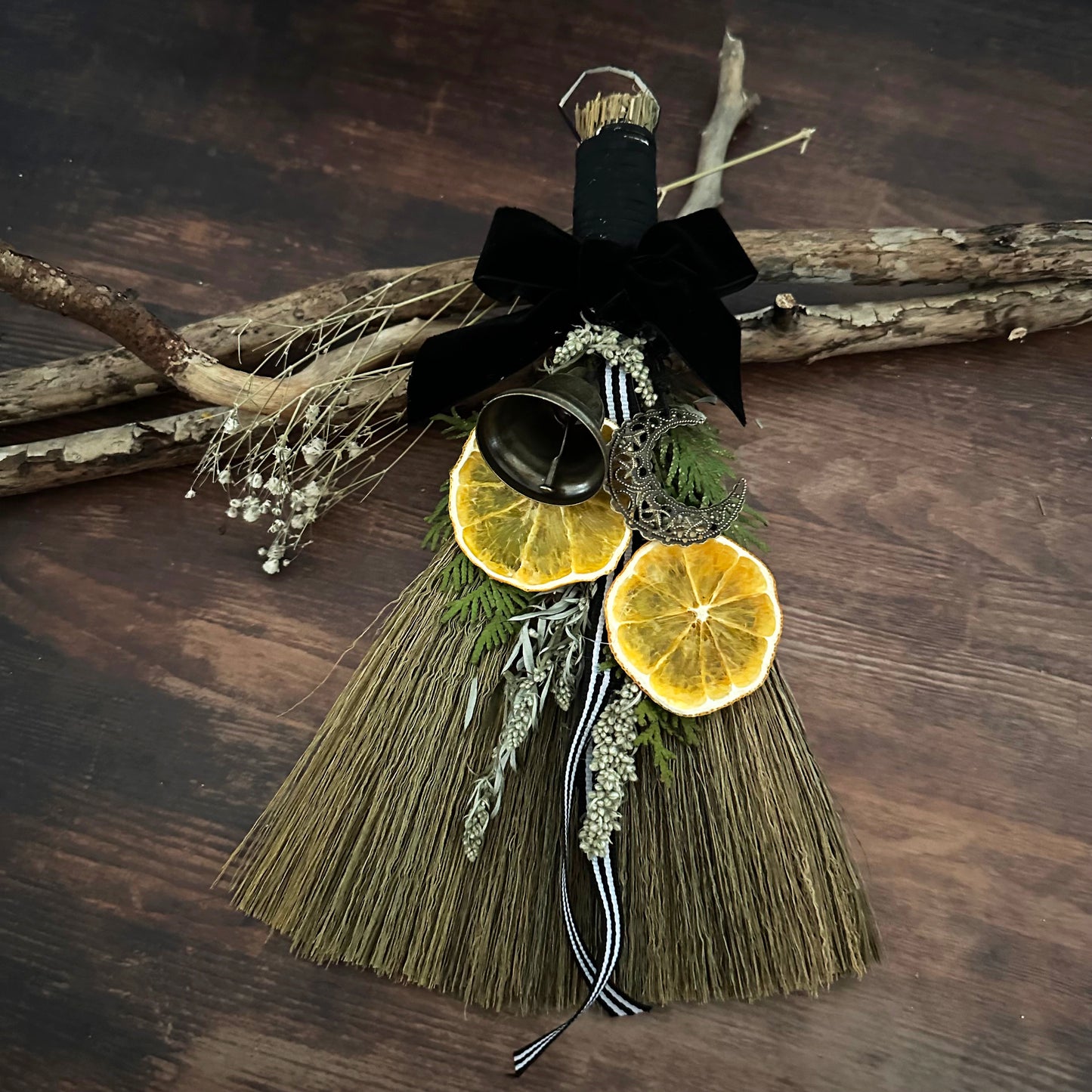 Yule Broom - kleiner Hexenbesen, winterlich dekoriert