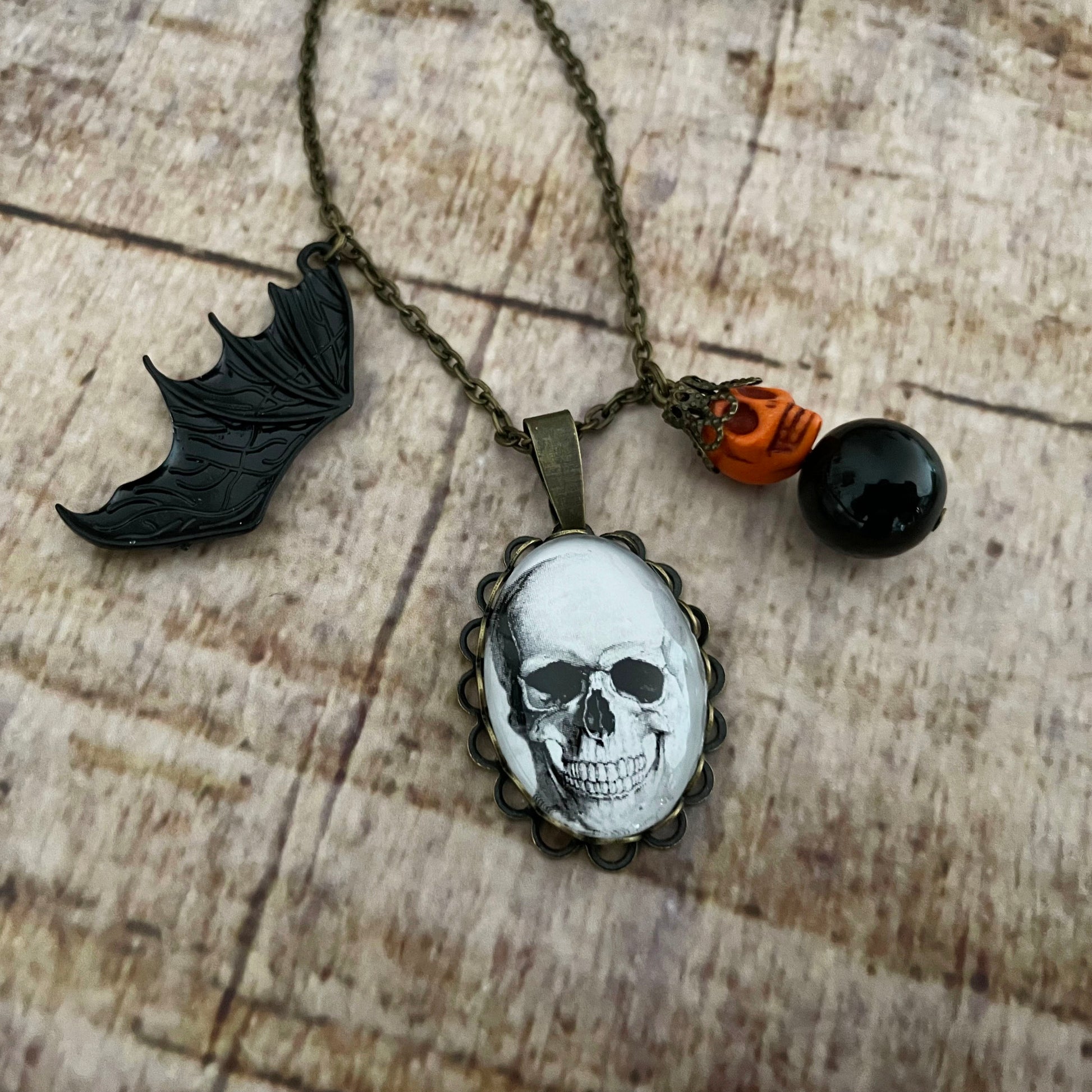 Halskette mit Anhänger Totenkopf Halloween – Madness United Shop