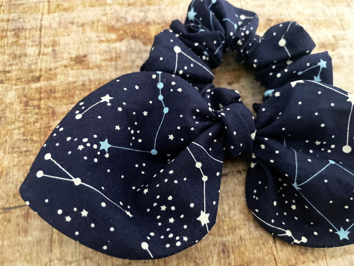 Scrunchie mit Schleife Sternbilder Haargummi dunkelblau