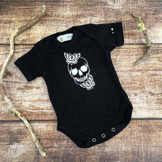 Baby Body Totenkopf Motte schwarz Gothic