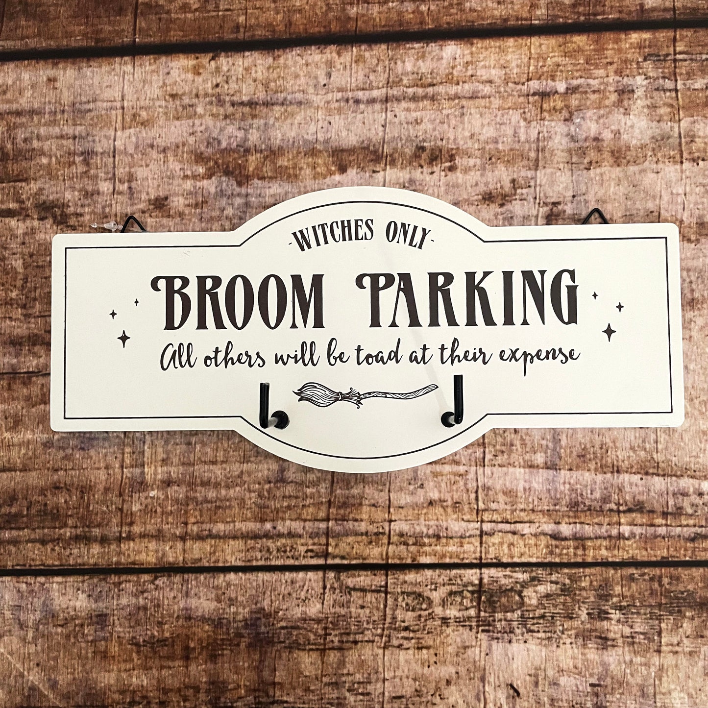 Holzschild Hakenleiste Broom Parking