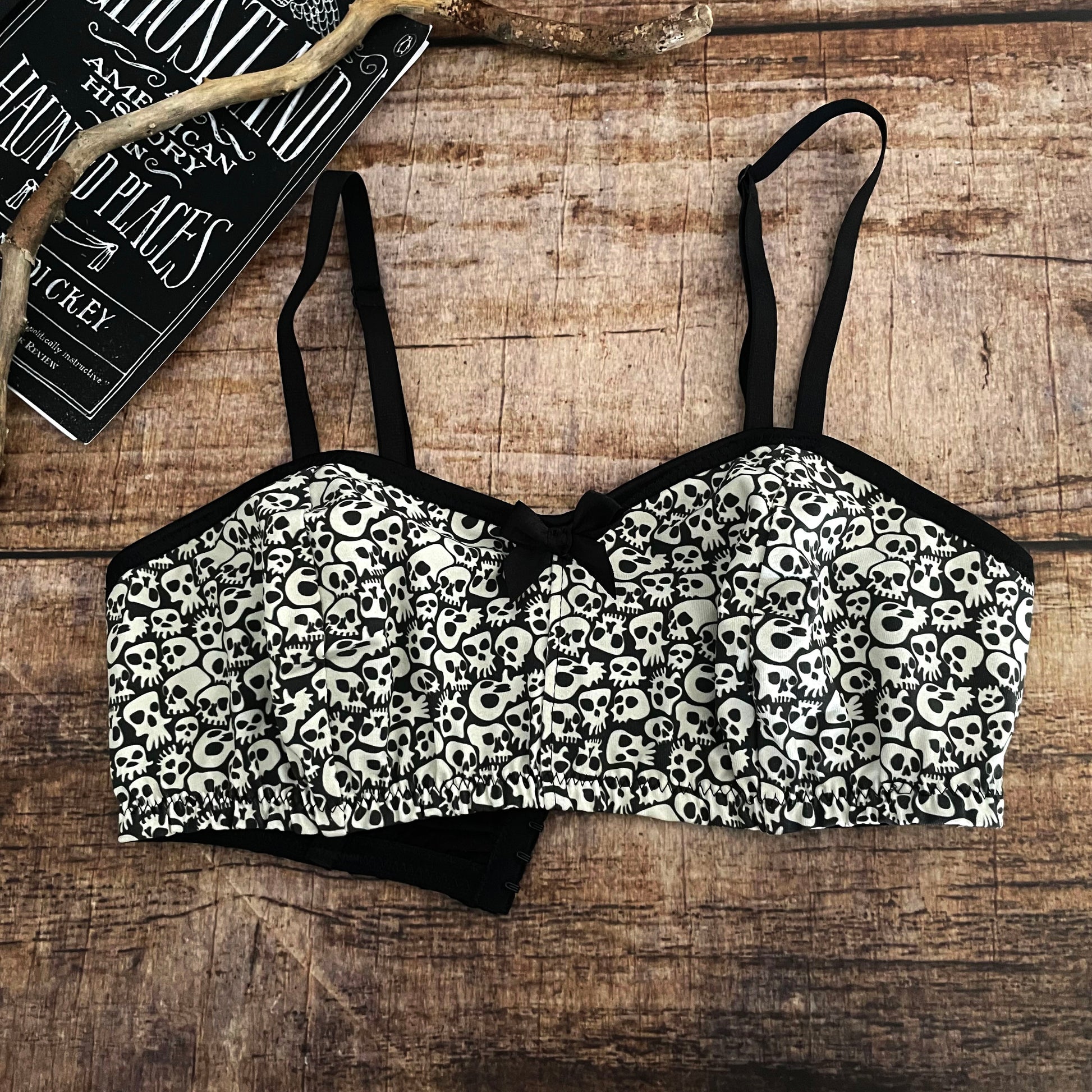 Soft Bralette aus Jersey in schwarz mit cremefarbenen Totenköpfen